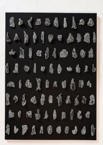 Abécédaire - N&B n°42 - 100 x 120 cm - technique mixte - peinture bois flotté - © Annie Thérie