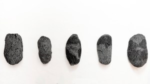 Les Masques - N&B n°8 - 5 pièces 70 x 40 cm - acrylique sur liège - © Annie Thérie