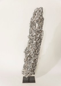 N&B n°24 - 65 x 12 x 12 cm - acrylique sur bois flotté - © Annie Thérie