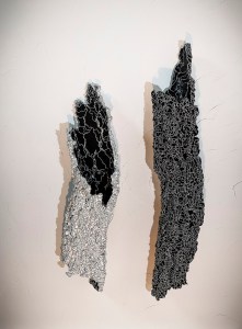 N&B n°38 et n°46 - dimensions variables - acrylique sur liège - © Annie Thérie