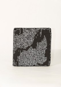 N&B n°53 bis - 25 x 25 cm - acrylique sur bois flotté - © Annie Thérie