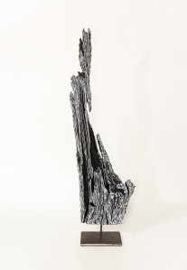 N&B n°6 - 63 x 16 x 8 cm - acrylique sur bois flotté - © Annie Thérie