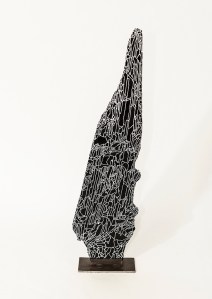 N&B n°60 - 13 x 5 x 53 cm - acrylique sur bois flotté - © Annie Thérie