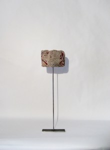 Caillou bijou - 11 x 40 cm - acrylique sur bois flotté - © Annie Thérie