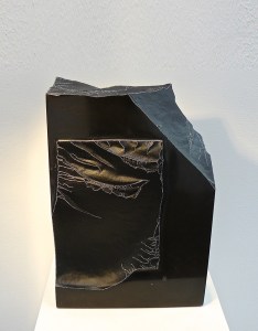 Matière noire - Abtey / Therie - 30 x 12 x 20 cm - acrylique sur marbre - © Annie Thérie